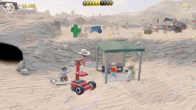 Po naprawieniu pojazdu, skorzystaj z niego i niszcz wszystkie widoczne na ziemi obiekty z klocków - Prolog | Jurasic Park - opis przejścia - LEGO Jurassic World - poradnik gry