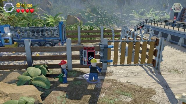 Jako pracownik w niebieskim stroju, podejdź do klatki byka i doładuj energię by ją odblokować - Witamy w parku | Jurasic Park - opis przejścia - LEGO Jurassic World - poradnik gry