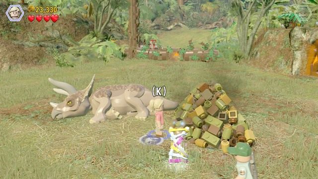 Zacznij kontrolować postać Ellie i zbliż się do odchodów triceratopsa po prawej stronie (patrz obrazek) - Witamy w parku | Jurasic Park - opis przejścia - LEGO Jurassic World - poradnik gry