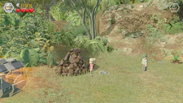 Przejdź jako Ellie na lewą stronę gdzie znajdziesz kolejne odchody - Witamy w parku | Jurasic Park - opis przejścia - LEGO Jurassic World - poradnik gry