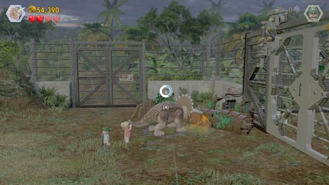 Jako triceratops, podejdź do bramy po prawej stronie i zniszcz widoczny na obrazku pomarańczowy obiekt z klocków LEGO - Witamy w parku | Jurasic Park - opis przejścia - LEGO Jurassic World - poradnik gry