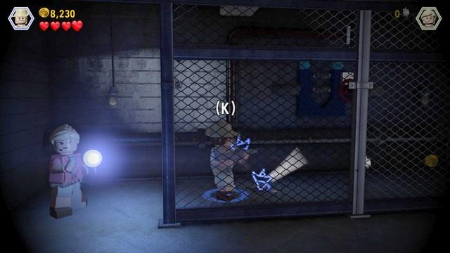 Jako Robert przejdź na lewą stronę działu technicznego i podnieś widoczny na obrazku przedmiot - Przywracanie zasilania | Jurasic Park - opis przejścia - LEGO Jurassic World - poradnik gry