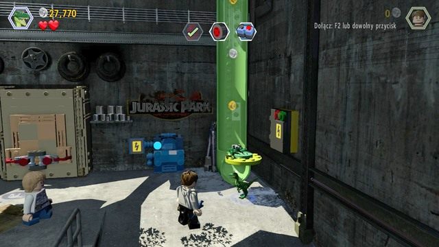 Po nalaniu do baku paliwa, przejdź do wyższej sekcji pomieszczenia i podejdź do miejsca pokazanego na obrazku jako Zach - Na wolności | Jurassic World - opis przejścia - LEGO Jurassic World - poradnik gry