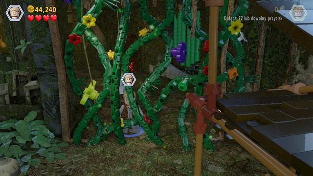 Dostań się do pokazanego na obrazku miejsca jako Owen i przetnij blokujące drogę rośliny zebranym szponem dinozaura - Na wolności | Jurassic World - opis przejścia - LEGO Jurassic World - poradnik gry