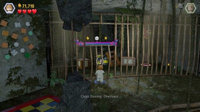 Po wejściu na górę, jako Claire skorzystaj ze szpary w kratach i przeskocz przez nie - Na wolności | Jurassic World - opis przejścia - LEGO Jurassic World - poradnik gry