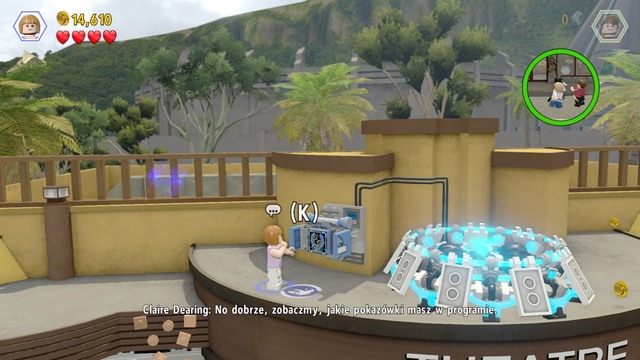 Jako Claire podejdź do urządzenia holograficznego po prawej stronie i zhakuj je - Atak | Jurassic World - opis przejścia - LEGO Jurassic World - poradnik gry