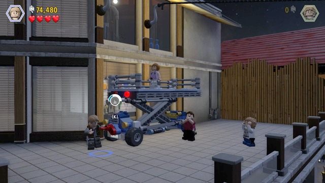 Jako Owen podejdź do odchodów na pierwszym piętrze i wykop z nich lewar - Wielkie starcie | Jurassic World - opis przejścia - LEGO Jurassic World - poradnik gry