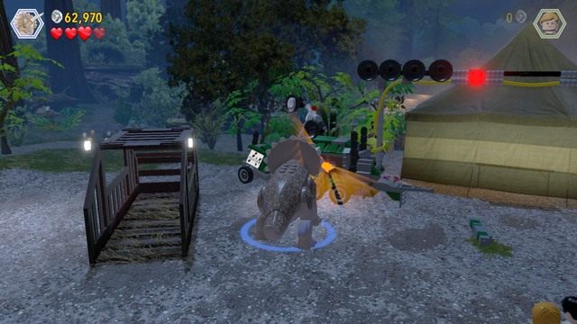 Kontrolując triceratopsa, podejdź do generatorów, które świecą się na pomarańczowo i użyj siły by je zniszczyć - Przybycie InGenu | Jurassic Park The Lost World - opis przejścia - LEGO Jurassic World - poradnik gry