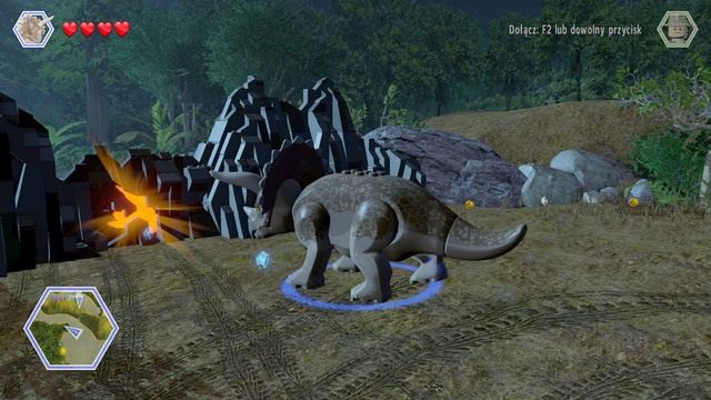 Po wyleczeniu dinozaura, zacznij go kontrolować i zniszcz pomarańczową blokadę na drodze, którą przedstawia obrazek - Zwierzyna | Jurassic Park The Lost World - opis przejścia - LEGO Jurassic World - poradnik gry