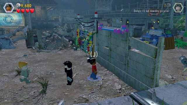 Zniszcz obiekt obok bramy, a z rozsypanych na ziemi klocków stwórz przejście dla Kelly lub Sary - Centrum komunikacyjne | Jurassic Park The Lost World - opis przejścia - LEGO Jurassic World - poradnik gry