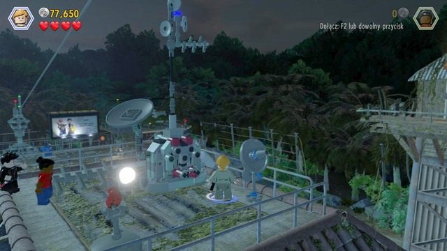 Będąc na dachu, zniszcz antenę z czerwonym obiektem i użyj go jako lewarka by opuścić główną antenę - Centrum komunikacyjne | Jurassic Park The Lost World - opis przejścia - LEGO Jurassic World - poradnik gry