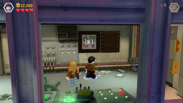 Podejdź jako Malcolm do obrazków na szafce i wykonaj minigrę - San Diego | Jurassic Park The Lost World - opis przejścia - LEGO Jurassic World - poradnik gry