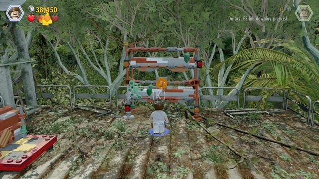 Jako Grant dostań się pomostem na prawą stronę i przetnij rośliny blokujące dostęp do liny - Lądowisko | Jurassic Park III - opis przejścia - LEGO Jurassic World - poradnik gry