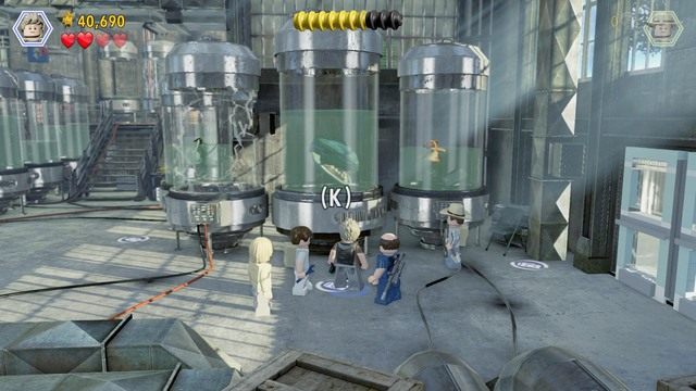 Po przedostaniu się na drugą stronę podejdź do pokazanego na obrazku zbiornika i jako Billy wykonaj zdjęcie velociraptorowi - Placówka hodowlana | Jurassic Park III - opis przejścia - LEGO Jurassic World - poradnik gry