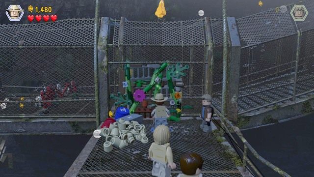 Po wejściu do ośrodka, podejdź jako Grant do blokujących dostęp roślin i zniszcz je - Klatka dla ptaków | Jurassic Park III - opis przejścia - LEGO Jurassic World - poradnik gry