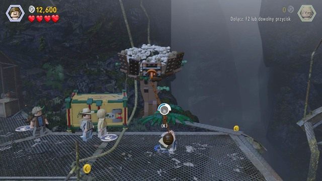 Podejdź do widocznego na obrazku miejsca jako Grant i przetnij linę, a pozbędziesz się pteranodona z drogi - Klatka dla ptaków | Jurassic Park III - opis przejścia - LEGO Jurassic World - poradnik gry