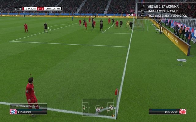 Niski rzut rożny przydaje się do mocnego zagrania piłki na krótki słupek, gdzie dynamicznie wchodzący zawodnicy mogą strącić futbolówkę lub też zmienić jej lot piłki, co przy mocnym zagranu może mocno zaskoczyć golkipera drużyny przeciwnej - Rzuty rożne | Stałe fragmenty gry w FIFA 16 - FIFA 16 - poradnik do gry