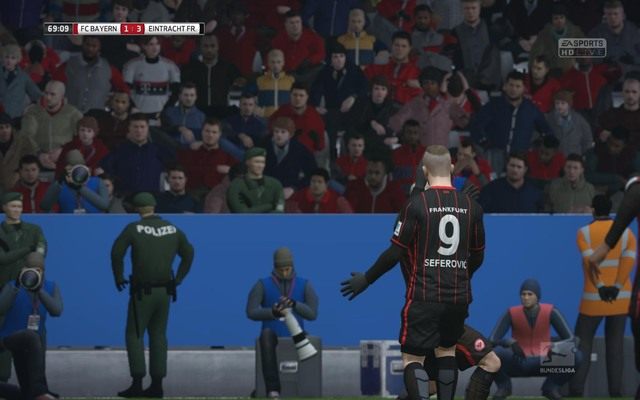 Kopnięcie chorągiewki - jedną z nowości w FIF-ie 15 jest poruszająca się chorągiewka - Cieszynki | Podstawowe zagrania w FIFA 16 - FIFA 16 - poradnik do gry
