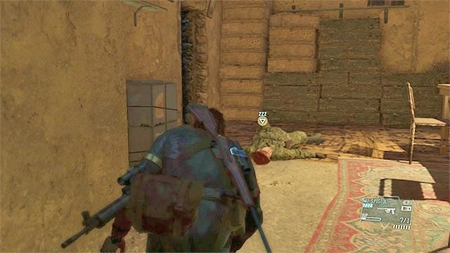 Do pozbawiania dowódców przytomności warto używać pistoletu z amunicją usypiającą - Eksfiltracja wrogich dowódców | Misja 7 - Red Brass | Solucja Metal Gear Solid V - Metal Gear Solid V: The Phantom Pain - poradnik do gry