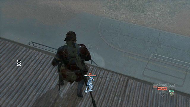 Korzystaj z tego, że wrogowie bezskutecznie będą próbowali dotrzeć na dach budynku - Jak wygrać bitwę ze Skullsami na lotnisku? | Misja 29 - Metallic Archaea - Metal Gear Solid V: The Phantom Pain - poradnik do gry