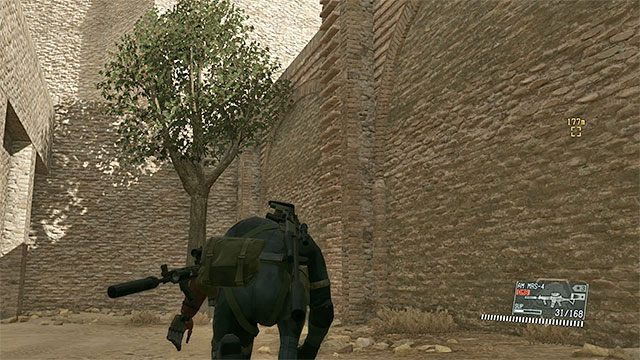 Drabinka, dzięki której można przedostać się na górne mury bazy - Dotarcie do miejsca pobytu Skull Facea | Misja 30 - Skull Face - Metal Gear Solid V: The Phantom Pain - poradnik do gry