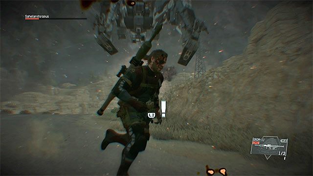 W momencie wykonywania przez bossa skoku załączy się spowolnienie czasu - Druga faza pojedynku z Sahelanthropusem | Jak pokonać Sahelanthropusa (finałowy boss rozdziału 1)? - Metal Gear Solid V: The Phantom Pain - poradnik do gry