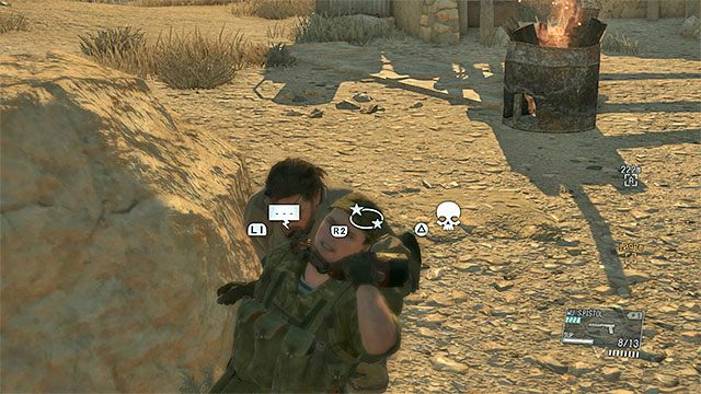 Po zajściu wroga od tyłu możesz go poddusić lub zadźgać nożem - Metody cichej neutralizacji przeciwników | Skradanie się w MGS V - Metal Gear Solid V: The Phantom Pain - poradnik do gry