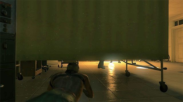 Zaczekaj aż wróg zakończy poszukiwania i przeczołgaj się do obszaru, który zbadał - Wydostanie się ze szpitala | Misja 0 - Prologue - Awakening - Metal Gear Solid V: The Phantom Pain - poradnik do gry