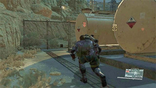 Skradaj się i ogłuszaj lub zabijaj mijanych pojedynczych strażników - Odblokowanie misji 12 (Hellbound) | Misja 12 - Hellbound - Metal Gear Solid V: The Phantom Pain - poradnik do gry