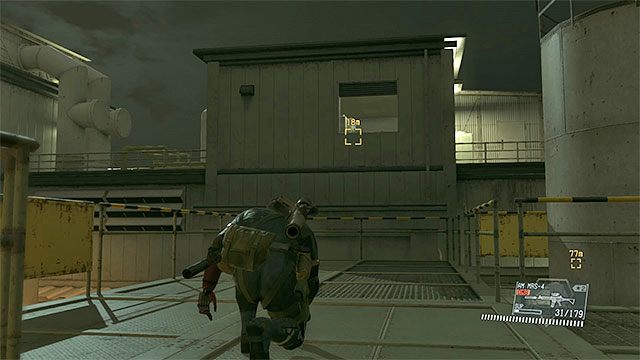 Okiennica prowadząca do pomieszczenia z terminalem sterowania - Wyłączenie pompy i zniszczenie zbiornika we wrogiej bazie | Misja 13 - Pitch Dark - Metal Gear Solid V: The Phantom Pain - poradnik do gry
