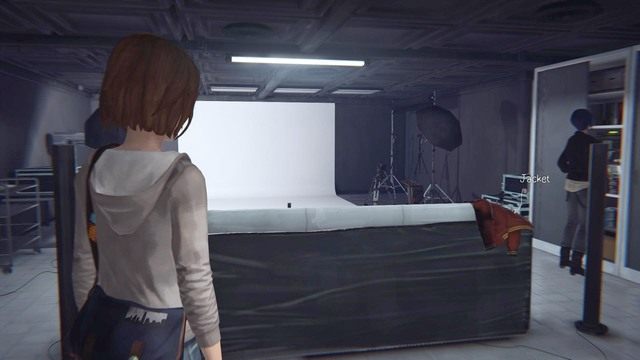 Po wejściu do bunkra, twoim oczom ukaże się specjalnie przygotowany plan zdjęciowy - Life is Strange: Dark Room, Rozdział 4 - solucja, opis przejścia - Life is Strange - poradnik do gry