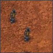 Dwóch komandosów stojących na północ od skały możesz zaatakować z zaskoczenia, najlepiej przy użyciu MP-40 - Big Plain - Tibet - część 2 | Grom - Grom - poradnik do gry