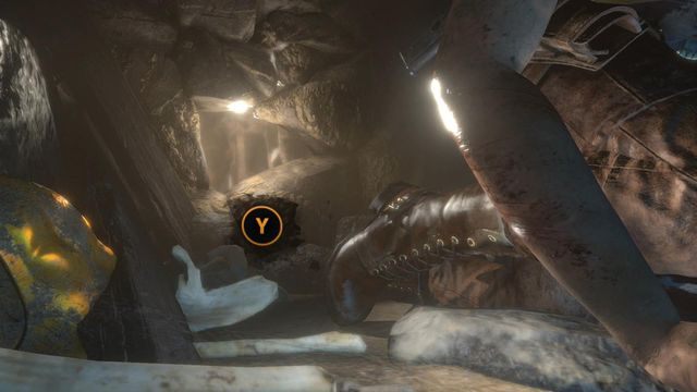 Lara zacznie iść mrocznym, wąskim korytarzem - Rise of the Tomb Raider: Znajdź wejście do Grobowca Proroka | Syria - solucja - Rise of the Tomb Raider - poradnik do gry