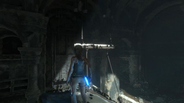Kiedy już staniesz na filarze zobacz, że ponad przeciwwagą wisi deska częściowo pomalowana na biało, a więc zachęcająca do interakcji - Rise of the Tomb Raider: Wejdź na górę głównej komnaty grobowca | Syria solucja - Rise of the Tomb Raider - poradnik do gry