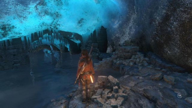 Zeskocz niżej, a Lara zjedzie jak po ślizgawce do kolejnej dużej groty - Rise of the Tomb Raider: Podążaj szlakiem mongolskim | Syberia - solucja - Rise of the Tomb Raider - poradnik do gry