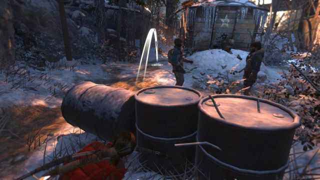 Następnie ukryj się za beczkami i podnieś jedną z walających się wokół butelek - Rise of the Tomb Raider: Wkradnij się do starej bazy | W szeregach wroga - Rise of the Tomb Raider - poradnik do gry