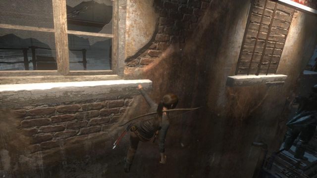 Ze schodów skocz w kierunku okien i obejdź budynek dookoła - Rise of the Tomb Raider: Znajdź Jacoba | Droga ucieczki - Rise of the Tomb Raider - poradnik do gry