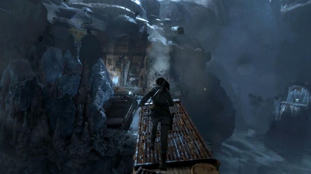 Po nachylonym dźwigu szybko przebiegnij w stronę otwartej już bramy, wykonując na końcu skok, który uratuje Larze życie - Rise of the Tomb Raider: Wyważ drzwi | Skrót - Rise of the Tomb Raider - poradnik do gry