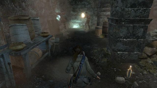 Po kilku zakrętach korytarza natkniesz się na patrol dwóch żołnierzy - Rise of the Tomb Raider: Wkradnij się na teren ruin | Udaj się do wieży] - Rise of the Tomb Raider - poradnik do gry