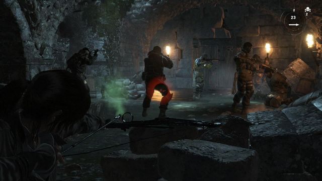 W pomieszczeniu, w którym najemnicy trzymają na muszkach Sofię i innych ocalałych wychyl się i wyceluj łukiem w typa odwróconego do Lary plecami - Rise of the Tomb Raider: Wkradnij się na teren ruin | Udaj się do wieży] - Rise of the Tomb Raider - poradnik do gry