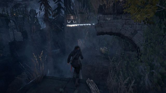 Zacznij wspinać się po ruinach korzystając z dodatkowej linki z hakiem - Rise of the Tomb Raider: Przejdź przez okupowaną wioskę, aby dotrzeć do klasztoru - Rise of the Tomb Raider - poradnik do gry