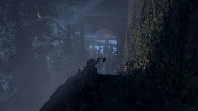 Używając linki z hakiem przedłużającej skok dostań się na widoczny na obrazku wypust muru, a z niego wejdź na górę - Rise of the Tomb Raider: Przejdź przez okupowaną wioskę, aby dotrzeć do klasztoru - Rise of the Tomb Raider - poradnik do gry
