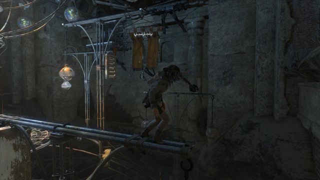 Teraz wskakując na pierwszą prawidłowo przekręconą belkę przeskocz korzystając z linki z hakiem na kolejną - Rise of the Tomb Raider: Użyj planetarium | Ścieżka Nieśmiertelnych - Rise of the Tomb Raider - poradnik do gry