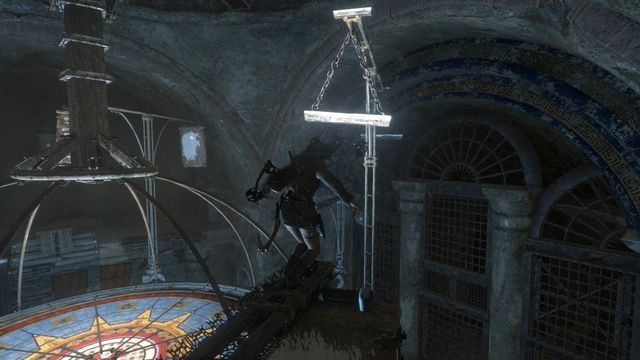 Stojąc na obracającej się belce musisz przeskoczyć na trzymającą się na łańcuchach belkę - Rise of the Tomb Raider: Użyj planetarium | Ścieżka Nieśmiertelnych - Rise of the Tomb Raider - poradnik do gry