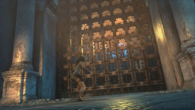 Kiedy dojdziesz do bramy zostanie ona zamknięta, a Twoją pozycję zacznie ostrzeliwać trebusz znajdujący się po drugiej stronie lokacji - Rise of the Tomb Raider: Przedostań się przez pierwszą bramę | Lodowe miasto - Rise of the Tomb Raider - poradnik do gry