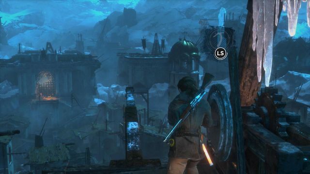 Za pomocą czekana obróć trebusz w taki sposób, aby wystająca długa belka wskazywała bezpośrednio na bramę po drugiej stronie lokacji - Rise of the Tomb Raider: Przedostań się przez pierwszą bramę | Lodowe miasto - Rise of the Tomb Raider - poradnik do gry