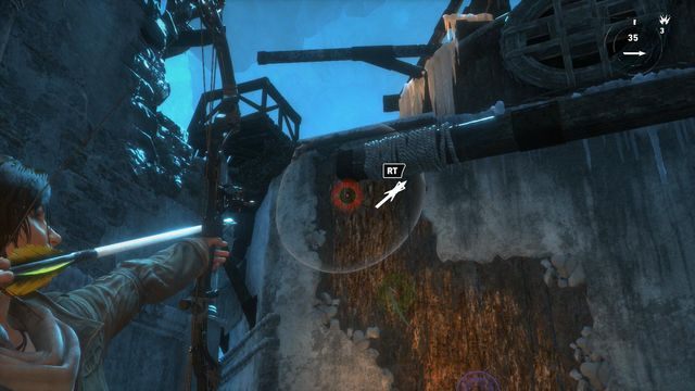Teraz przy pomocy łuku wbij w drewnianą powierzchnię budowli trzy strzały, tak ja na obrazku powyżej - Rise of the Tomb Raider: Znajdź sposób, aby zniszczyć bramę | Wyważanie bramy - Rise of the Tomb Raider - poradnik do gry