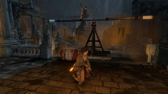 Lara połączy liną ramię równoważni z beczką - Rise of the Tomb Raider: Znajdź sposób, aby uciec z Atlasem | Przypływ - Rise of the Tomb Raider - poradnik do gry