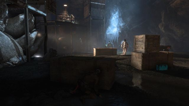 Lara powinna dobiec do sporego pomieszczenia, w którym urzęduje trzech przeciwników - Rise of the Tomb Raider: Znajdź drogę przez górę | Skrót - Rise of the Tomb Raider - poradnik do gry