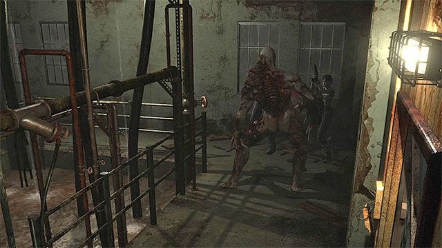 Staraj się chronić szczególnie Rebeccę przed silnymi atakami bossa - Boss Proto Tyrant - drugie starcie | Oczyszczalnia | Resident Evil Zero HD - Resident Evil Zero HD - poradnik do gry